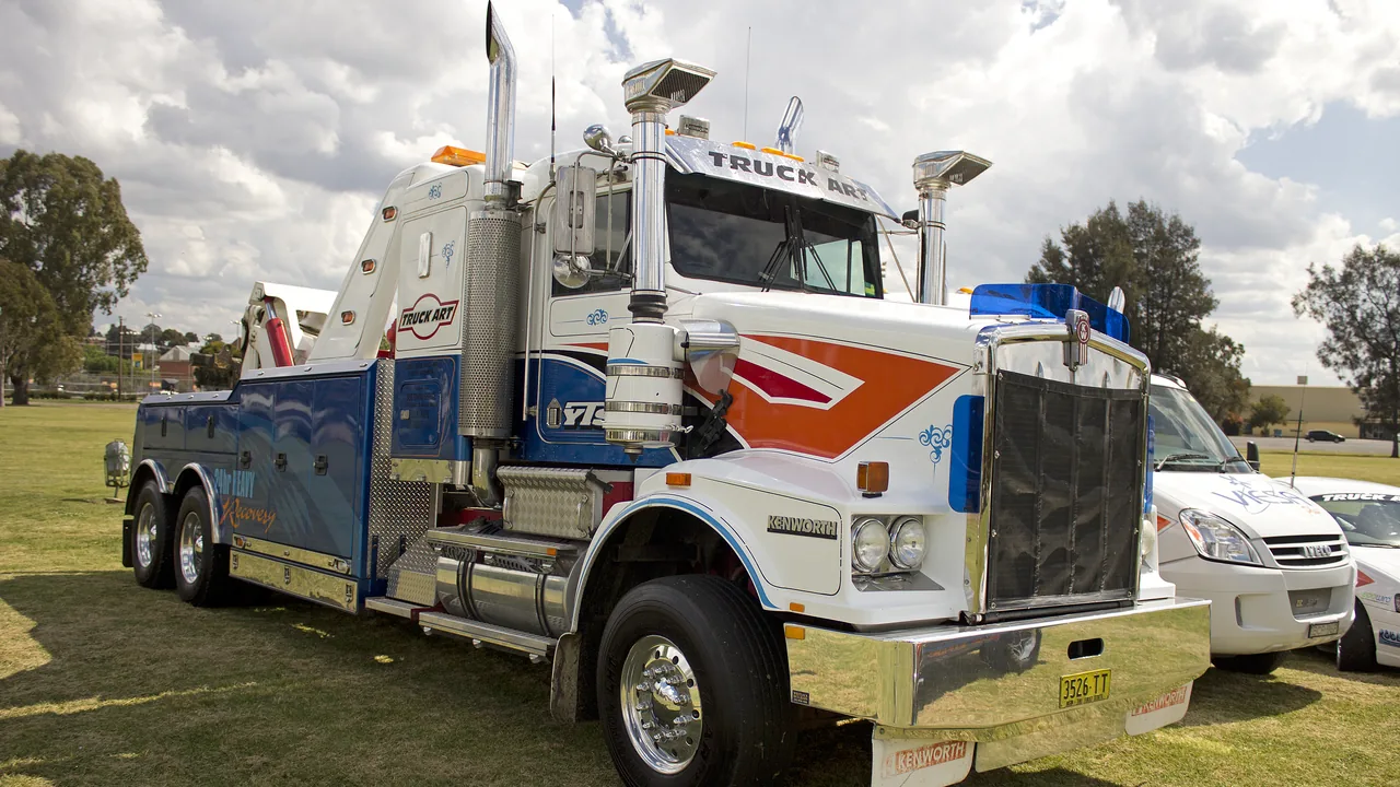 Roadside tow truck on US-54 Patriot Freeway in El Paso, Texas